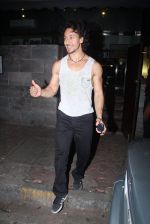 Tiger Shroff and Disha Patani snapped on a dinner date on 17th June 2016